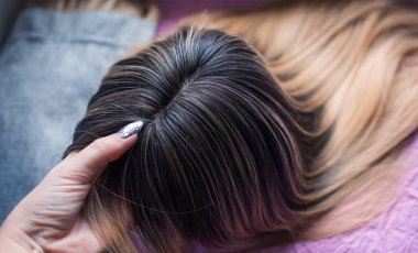 Peruklar, doğal ve sentetik saçlar. Kadın güzellik konsepti. Peruk fotoğrafı, bayanlar için saç.