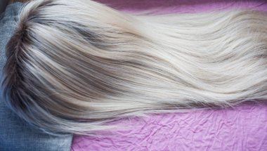 Peruklar, doğal ve sentetik saçlar. Kadın güzellik konsepti. Peruk fotoğrafı, bayanlar için saç.