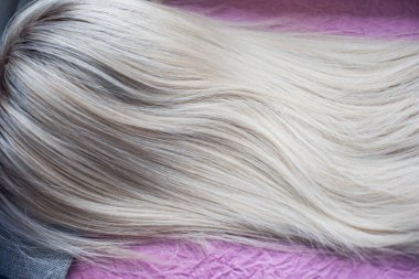 Peruklar, doğal ve sentetik saçlar. Kadın güzellik konsepti. Peruk fotoğrafı, bayanlar için saç.