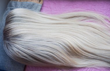 Peruklar, doğal ve sentetik saçlar. Kadın güzellik konsepti. Peruk fotoğrafı, bayanlar için saç.