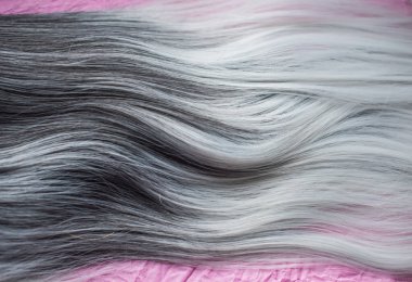 Peruklar, doğal ve sentetik saçlar. Kadın güzellik konsepti. Peruk fotoğrafı, bayanlar için saç. 