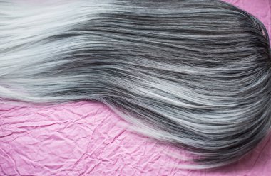 Peruklar, doğal ve sentetik saçlar. Kadın güzellik konsepti. Peruk fotoğrafı, bayanlar için saç. 