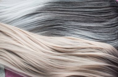 Peruklar, doğal ve sentetik saçlar. Kadın güzellik konsepti. Peruk fotoğrafı, bayanlar için saç. 