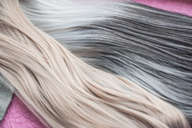 Peruklar, doğal ve sentetik saçlar. Kadın güzellik konsepti. Peruk fotoğrafı, bayanlar için saç. 