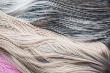 Peruklar, doğal ve sentetik saçlar. Kadın güzellik konsepti. Peruk fotoğrafı, bayanlar için saç. 