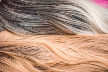 Peruklar, doğal ve sentetik saçlar. Kadın güzellik konsepti. Peruk fotoğrafı, bayanlar için saç. 