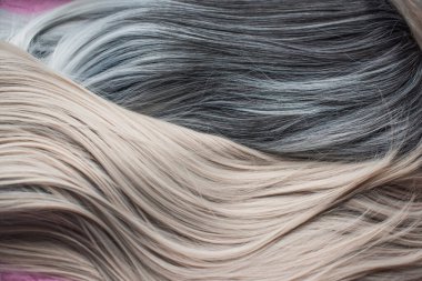 Peruklar, doğal ve sentetik saçlar. Kadın güzellik konsepti. Peruk fotoğrafı, bayanlar için saç. 