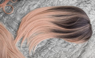 Peruklar, doğal ve sentetik saçlar. Kadın güzellik konsepti. Peruk fotoğrafı, bayanlar için saç. 