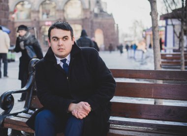 Şehrin sokaklarında endişeli bir adam. İş adamı, müdür, ofis çalışanı hayatı. Şişman adam üzgün bir ruh hali içinde.