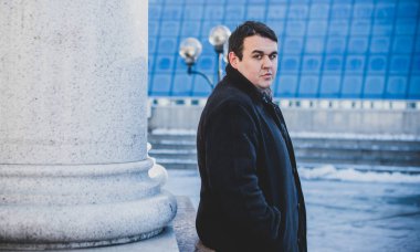 Şehrin sokaklarında endişeli bir adam. İş adamı, müdür, ofis çalışanı hayatı. Şişman adam üzgün bir ruh hali içinde.