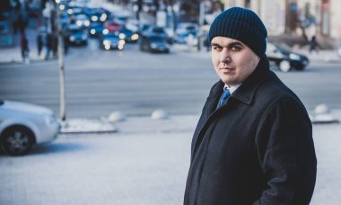 Şehrin sokaklarında endişeli bir adam. İş adamı, müdür, ofis çalışanı hayatı. Şişman adam üzgün bir ruh hali içinde.