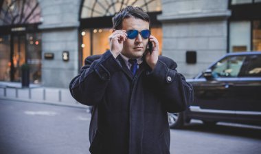 Şehrin sokaklarında endişeli bir adam. İş adamı, müdür, ofis çalışanı hayatı. Şişman adam üzgün bir ruh hali içinde.