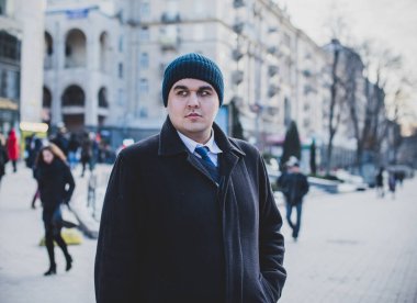 Şehrin sokaklarında endişeli bir adam. İş adamı, müdür, ofis çalışanı hayatı. Şişman adam üzgün bir ruh hali içinde.