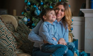 Aile sahnesi anne ve oğlan, Noel zamanı. Noel zamanı iyi bir anne ve küçük çocuk, çocuklar ve ebeveynler yaşam tarzı