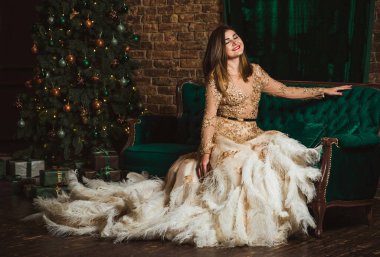 Sihirli gece, tüylü Arap kadın Noel atmosferinde akşam elbisesi