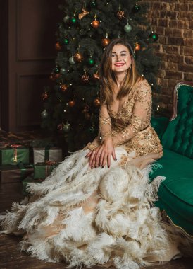 Sihirli gece, tüylü Arap kadın Noel atmosferinde akşam elbisesi