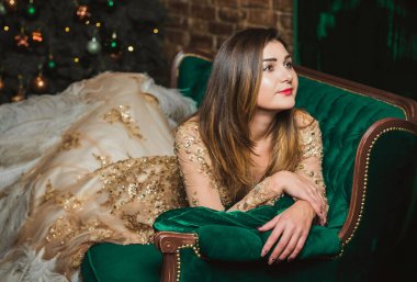 Sihirli gece, tüylü Arap kadın Noel atmosferinde akşam elbisesi