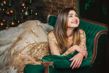 Sihirli gece, tüylü Arap kadın Noel atmosferinde akşam elbisesi