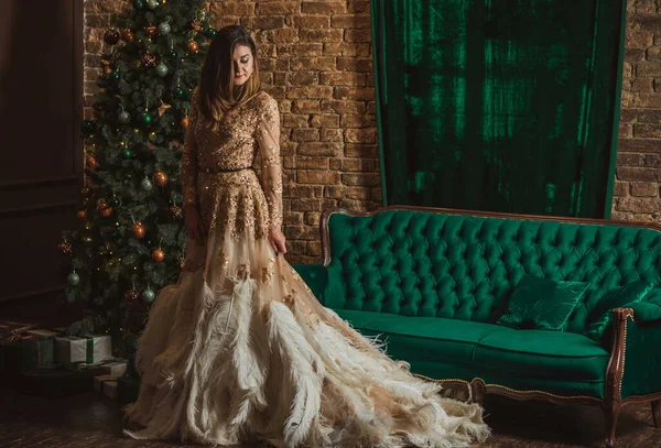 Magische Nacht Araberin Federn Abendkleid Mit Goldenem Glanz Bei Weihnachtsstimmung — Stockfoto