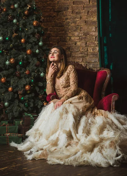 Magische Nacht Araberin Federn Abendkleid Mit Goldenem Glanz Bei Weihnachtsstimmung — Stockfoto