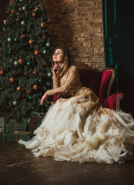 Varázslatos Éjszaka Arab Tollakkal Este Arany Csillogó Ruha Karácsonyi Hangulatban — Stock Fotó