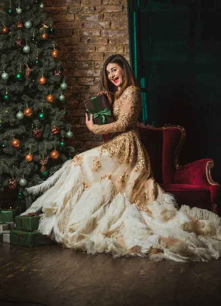 Magische Nacht Araberin Federn Abendkleid Mit Goldenem Glanz Bei Weihnachtsstimmung — Stockfoto