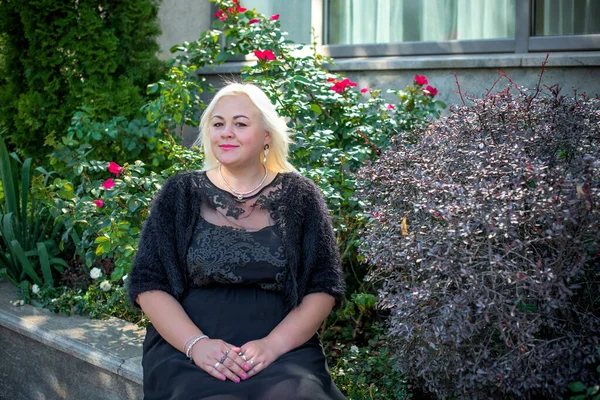 Mulher Bonita Passeio Cidade Primavera Hora Verão Uma Bela Mulher — Fotografia de Stock