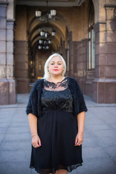 Schöne Frau Bei Einem Spaziergang Der Stadt Frühling Sommerzeit Eine — Stockfoto