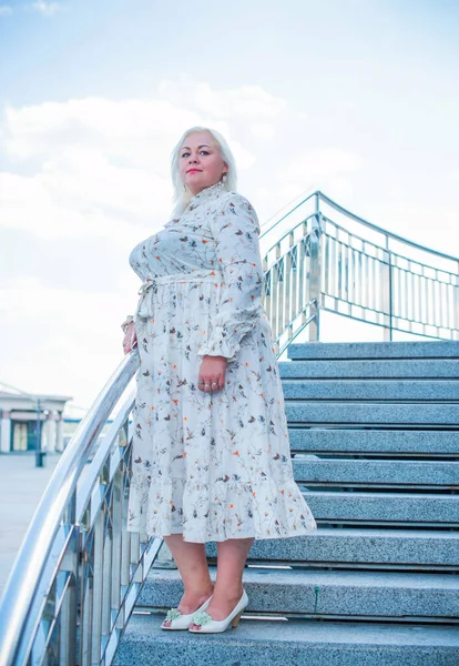 Belle Femme Promenade Dans Ville Printemps Heure Été Une Jolie — Photo