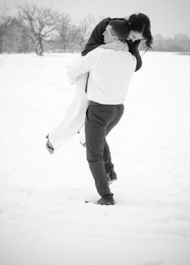 Mutlu çift Kar Parkı 'nda eğleniyor ve kucaklaşıyor. Kış büyülü zaman, Sevgililer Günü 14 Şubat