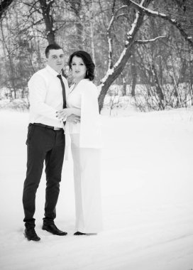 Mutlu çift Kar Parkı 'nda eğleniyor ve kucaklaşıyor. Kış büyülü zaman, Sevgililer Günü 14 Şubat