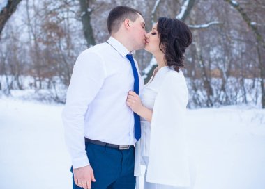 Mutlu çift Kar Parkı 'nda eğleniyor ve kucaklaşıyor. Kış büyülü zaman, Sevgililer Günü 14 Şubat