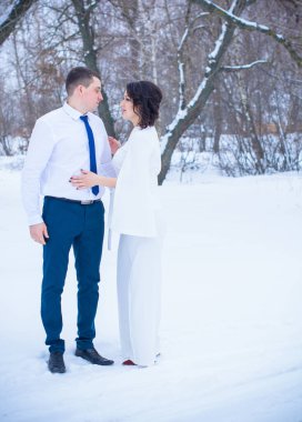 Mutlu çift Kar Parkı 'nda eğleniyor ve kucaklaşıyor. Kış büyülü zaman, Sevgililer Günü 14 Şubat