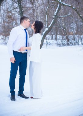 Mutlu çift Kar Parkı 'nda eğleniyor ve kucaklaşıyor. Kış büyülü zaman, Sevgililer Günü 14 Şubat