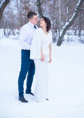 Mutlu çift Kar Parkı 'nda eğleniyor ve kucaklaşıyor. Kış büyülü zaman, Sevgililer Günü 14 Şubat