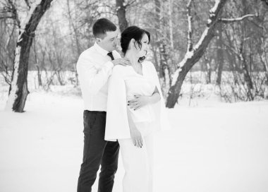 Mutlu çift Kar Parkı 'nda eğleniyor ve kucaklaşıyor. Kış büyülü zaman, Sevgililer Günü 14 Şubat