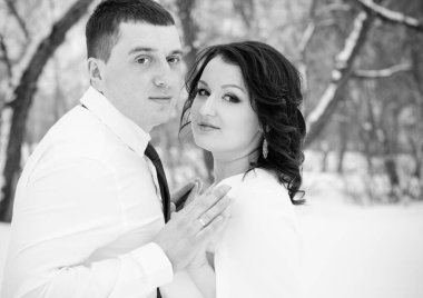 Mutlu çift Kar Parkı 'nda eğleniyor ve kucaklaşıyor. Kış büyülü zaman, Sevgililer Günü 14 Şubat