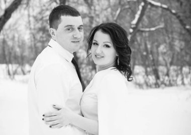 Mutlu çift Kar Parkı 'nda eğleniyor ve kucaklaşıyor. Kış büyülü zaman, Sevgililer Günü 14 Şubat