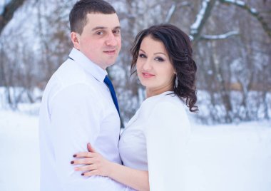 Mutlu çift Kar Parkı 'nda eğleniyor ve kucaklaşıyor. Kış büyülü zaman, Sevgililer Günü 14 Şubat