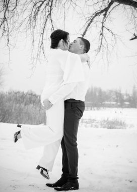 Mutlu çift Kar Parkı 'nda eğleniyor ve kucaklaşıyor. Kış büyülü zaman, Sevgililer Günü 14 Şubat