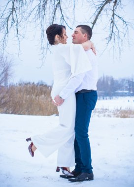 Mutlu çift Kar Parkı 'nda eğleniyor ve kucaklaşıyor. Kış büyülü zaman, Sevgililer Günü 14 Şubat