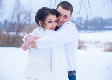 Mutlu çift Kar Parkı 'nda eğleniyor ve kucaklaşıyor. Kış büyülü zaman, Sevgililer Günü 14 Şubat