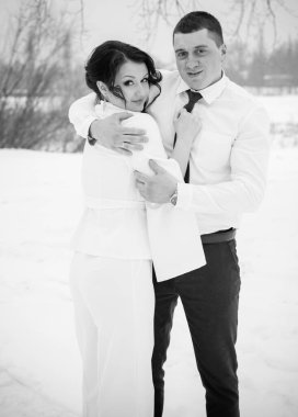 Mutlu çift Kar Parkı 'nda eğleniyor ve kucaklaşıyor. Kış büyülü zaman, Sevgililer Günü 14 Şubat