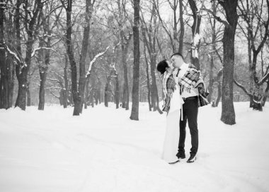 Mutlu çift Kar Parkı 'nda eğleniyor ve kucaklaşıyor. Kış büyülü zaman, Sevgililer Günü 14 Şubat