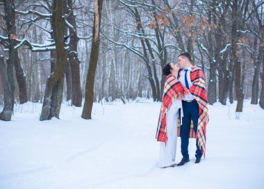 Mutlu çift Kar Parkı 'nda eğleniyor ve kucaklaşıyor. Kış büyülü zaman, Sevgililer Günü 14 Şubat