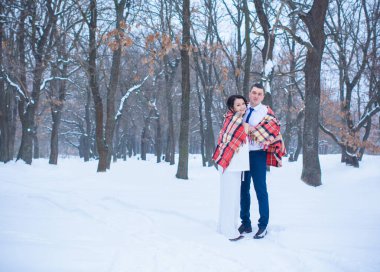 Mutlu çift Kar Parkı 'nda eğleniyor ve kucaklaşıyor. Kış büyülü zaman, Sevgililer Günü 14 Şubat
