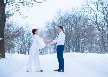 Mutlu çift Kar Parkı 'nda eğleniyor ve kucaklaşıyor. Kış büyülü zaman, Sevgililer Günü 14 Şubat