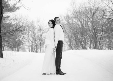 Mutlu çift Kar Parkı 'nda eğleniyor ve kucaklaşıyor. Kış büyülü zaman, Sevgililer Günü 14 Şubat