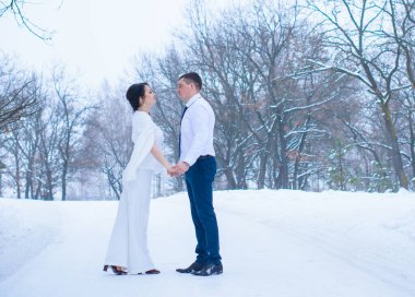 Mutlu çift Kar Parkı 'nda eğleniyor ve kucaklaşıyor. Kış büyülü zaman, Sevgililer Günü 14 Şubat