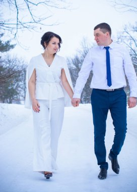 Mutlu çift Kar Parkı 'nda eğleniyor ve kucaklaşıyor. Kış büyülü zaman, Sevgililer Günü 14 Şubat